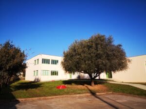 Ingresso e cortile scuola dell'infanzia