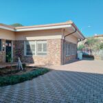 Primaria - cortile e cancelletto di ingresso di Viale del Porto